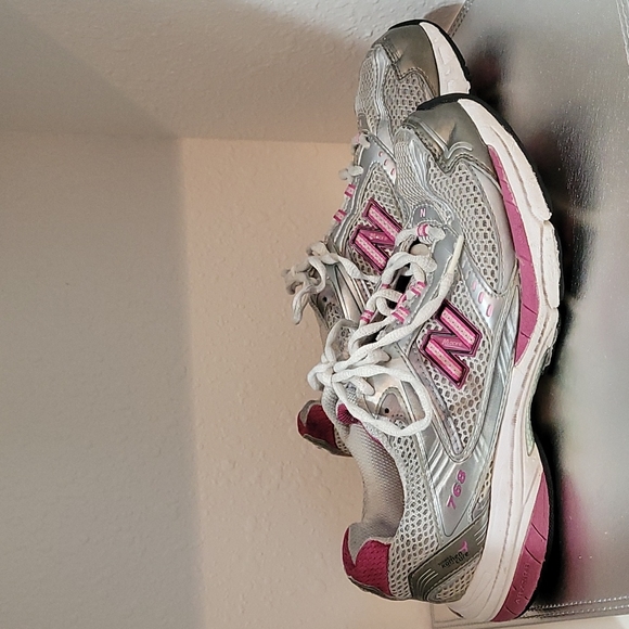 New Balance x Susan G. Moment for the Cure Breast Cancer Gray & Magenta …